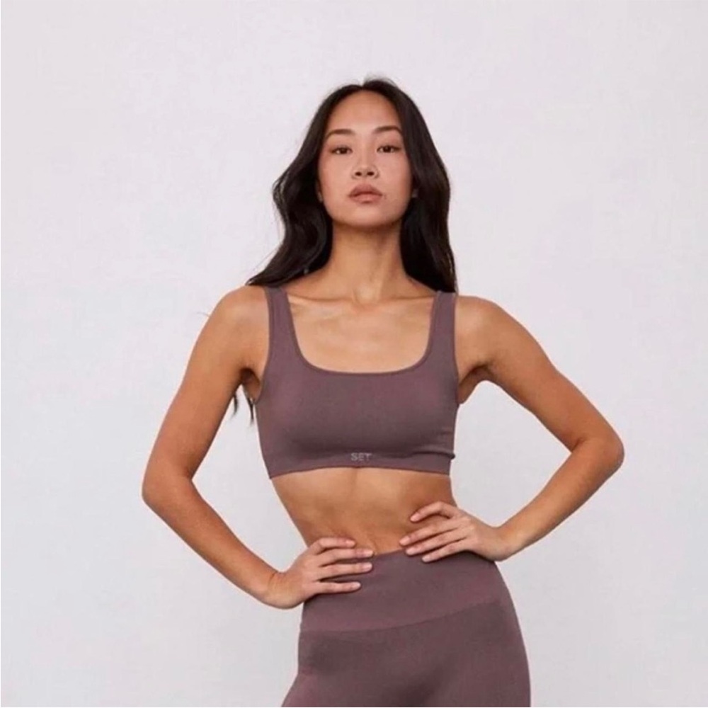 New with tags. Medium size SCULPTFLEX®
Ribbed One Shoulder Bra in Pepper.